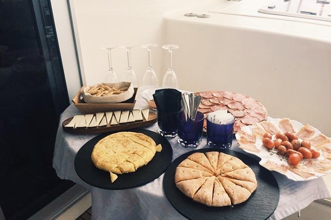 CATAMARAN OCEAN CRUISE TOUR, Food & Drinks included! - Food and drinks included: tapas, fruit, and the way lunch actually feels on a boat