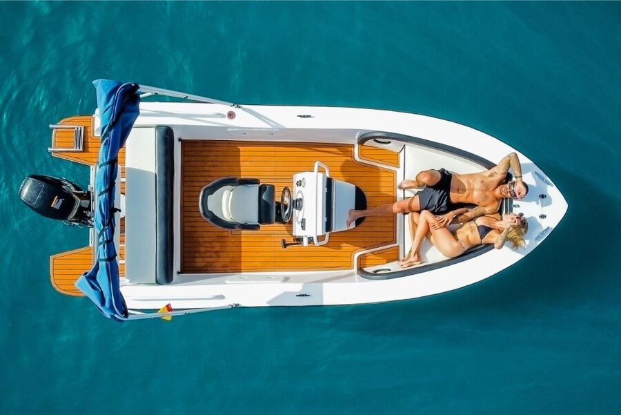 Flow into the ocean without license and discover Adeje - Key points before you go