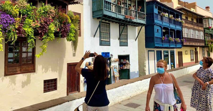 From Tenerife: Day Trip to La Palma Volcanic Landscapes - Santa Cruz de La Palma: the town start with real context