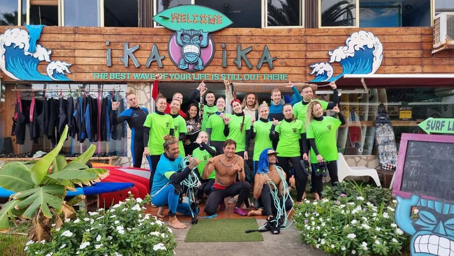 Playa de las Americas: lezione di surf con tutto incluso - Instructor Energy: The Yan and Camil Factor