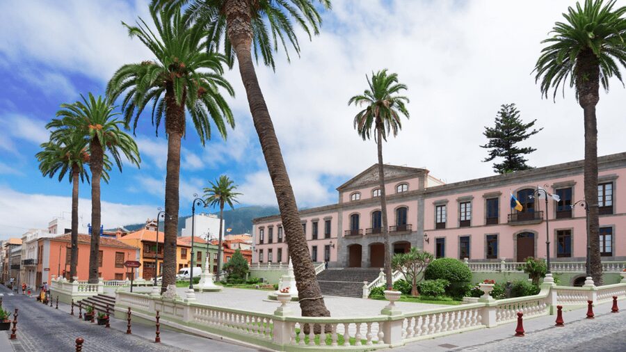 Tenerife: Private Day Tour of the Island with Hotel Pickup - La Orotava and Puerto de la Cruz: Historic Centers with Two Different Moods