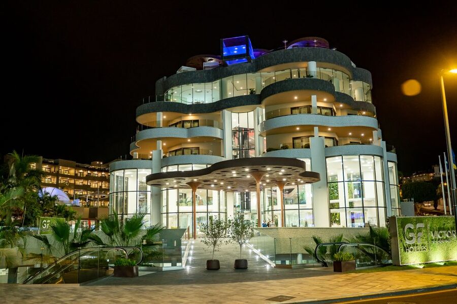 Tenerife: Scandal Dinner Show Entry Ticket and 5-Course Meal - The show itself: modern burlesque with live singing, music, and comedy