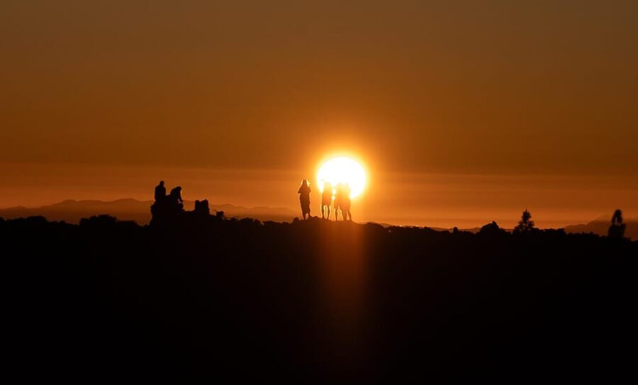 Tenerife: Teide National Park Sunset & Stargazing Tour - The sunset viewpoint: expect a crowd, then cool air